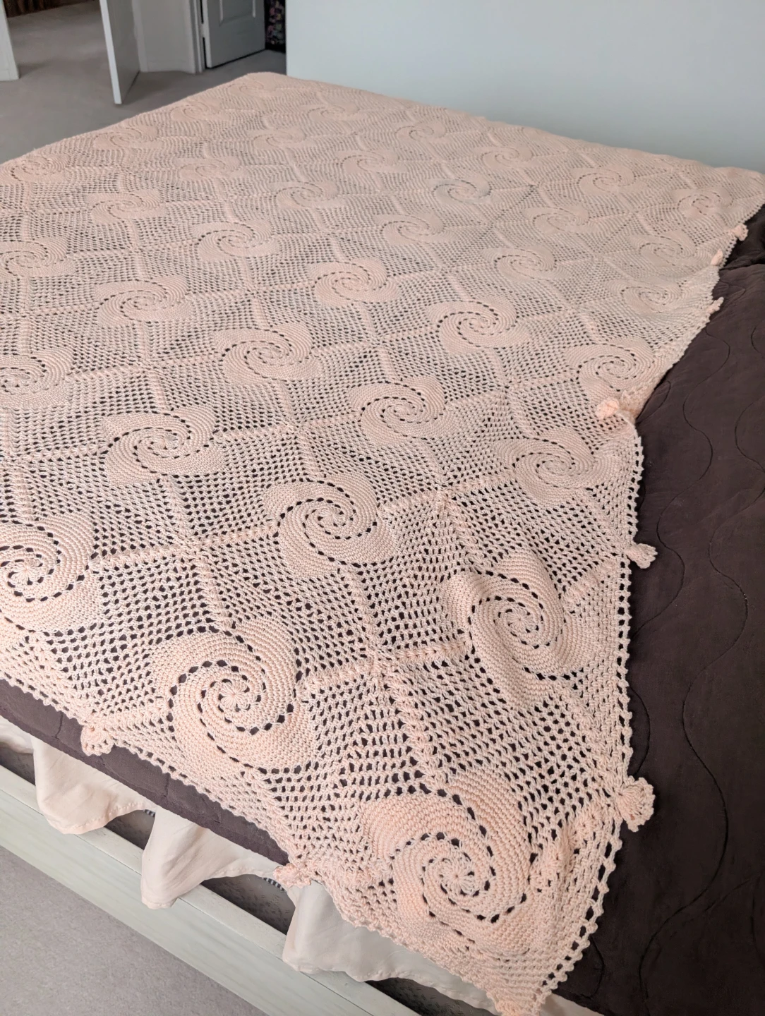 Vintage Handmade Crochet Bedspread – Soft Peach Color! 🧶✨ - photo 2