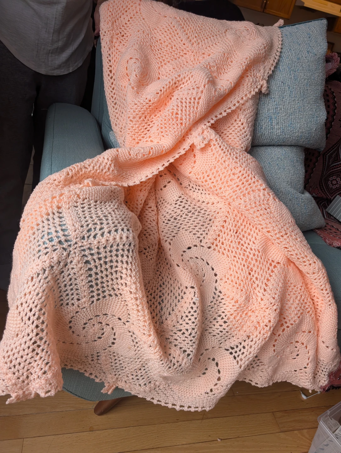 Vintage Handmade Crochet Bedspread – Soft Peach Color! 🧶✨ - photo 4