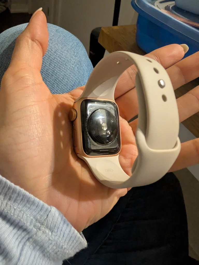 Apple Watch with Beige Band se 2nd gen - photo 2