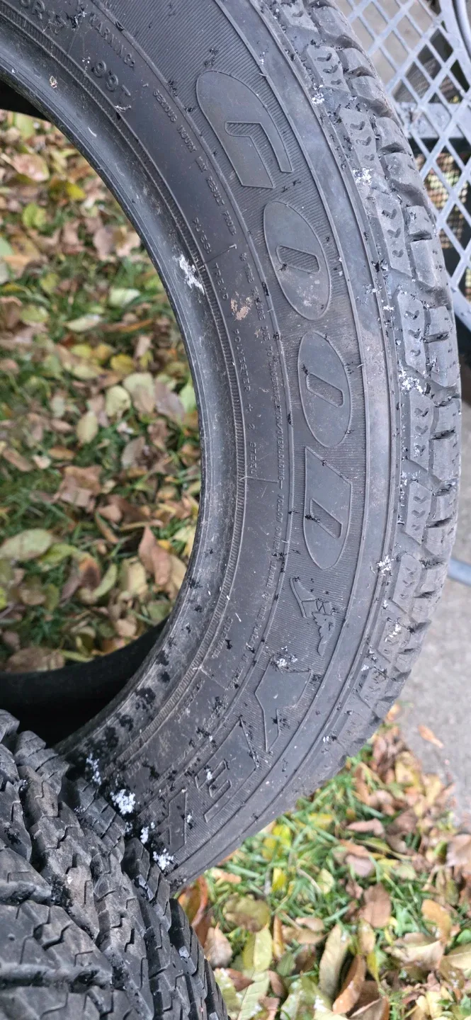 Goodyear Winter Tires - 215/55R17 image indicator(3)