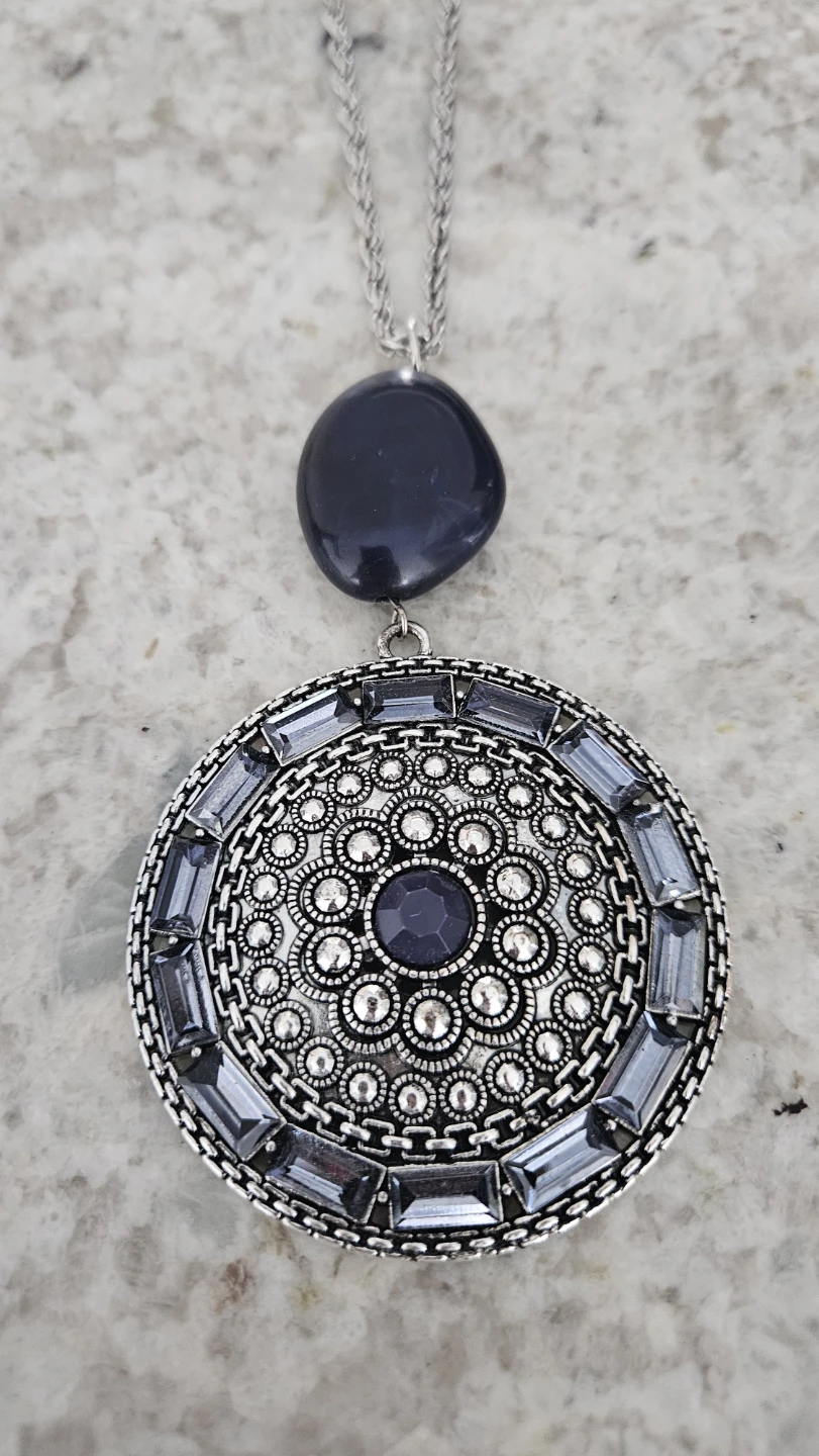Brand new Silver Tone Medallion Pendant Necklace - photo 5
