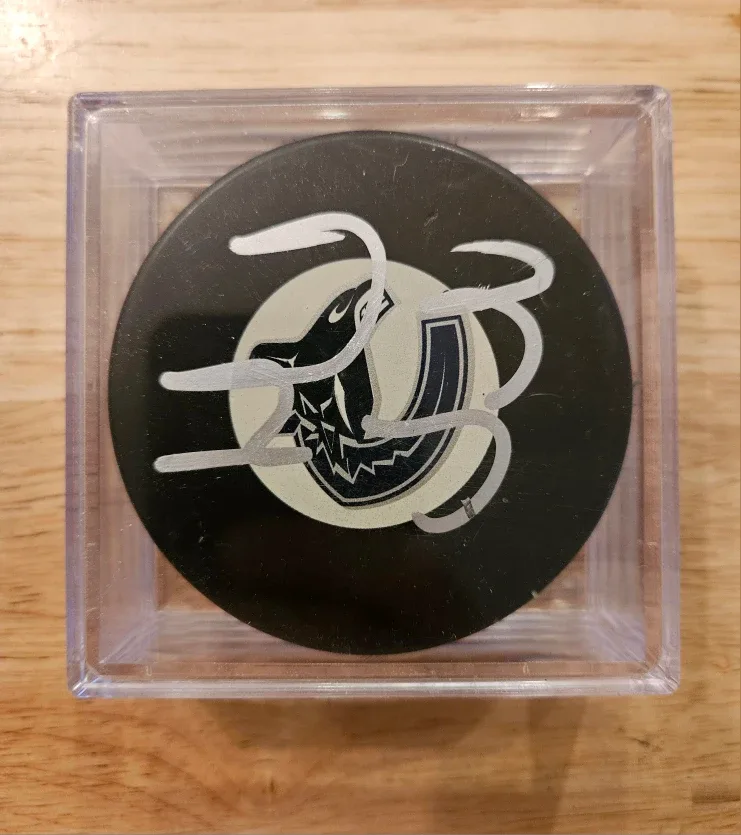 Henrik Sedin Signed NHL Hockey Puck image indicator(3)