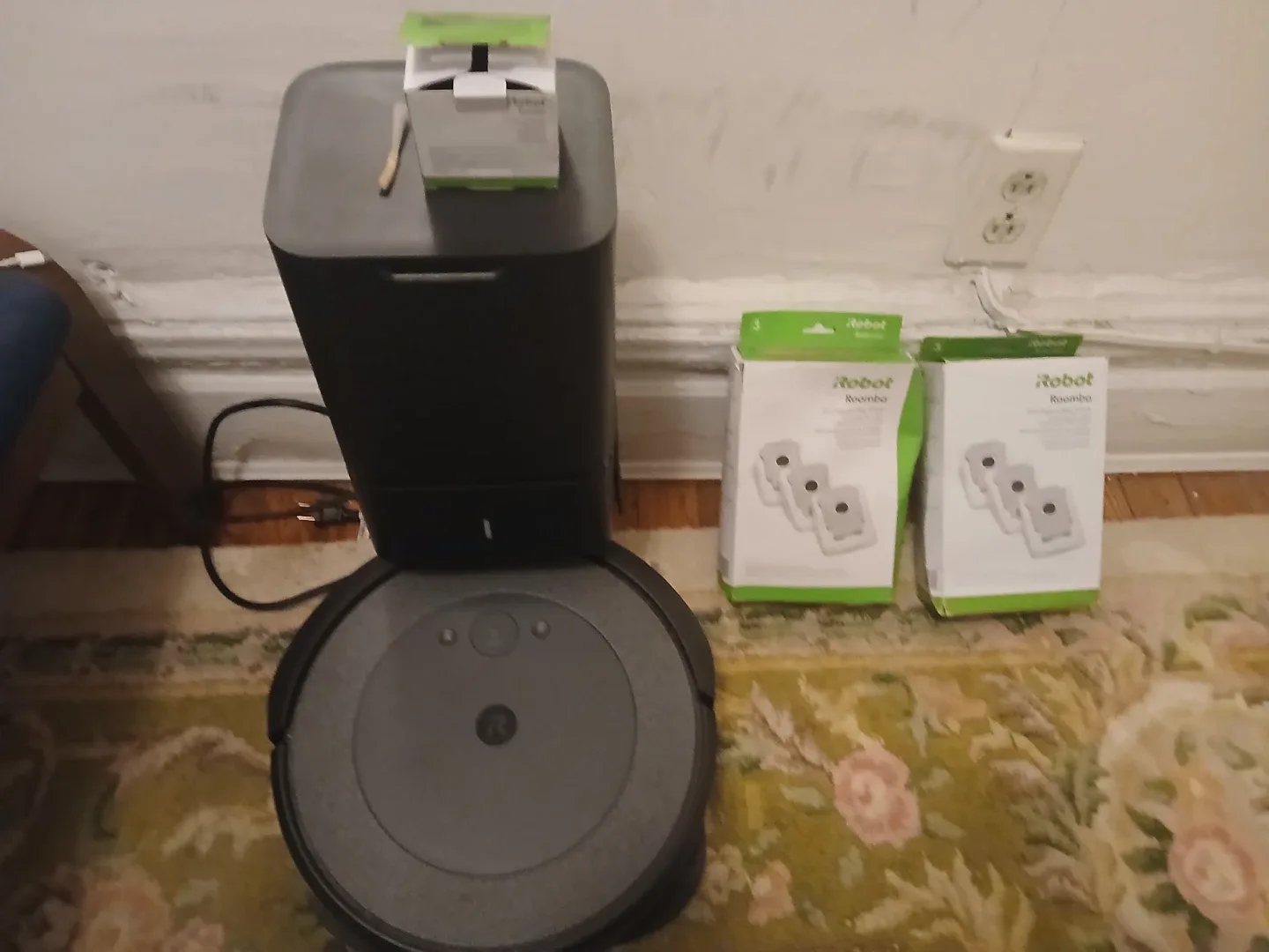 Roomba Robot Vacuum i3 with Clean Base + Bags