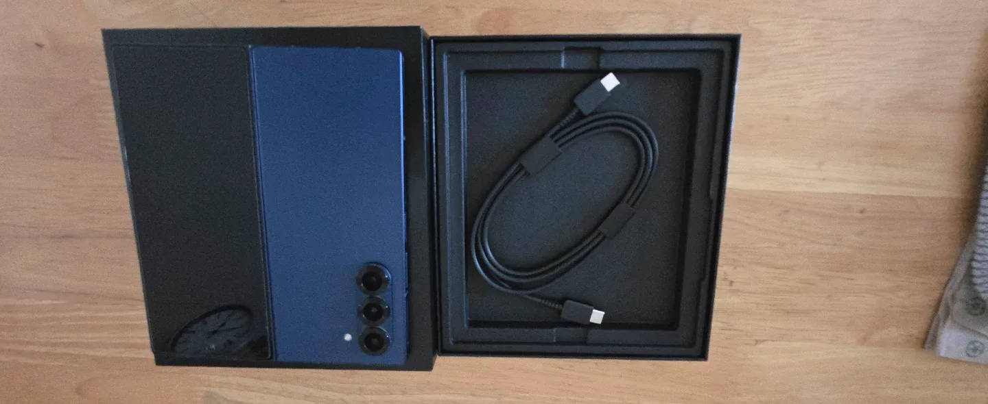 SAMSUNG GALAXY Z FOLD 6 512GB WITH SAMSUNG GALAXY WATCH ULTRA image indicator(3)