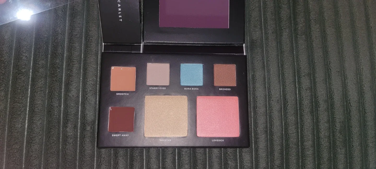 Deck of Scarlet Eyeshadow Palette image indicator(3)