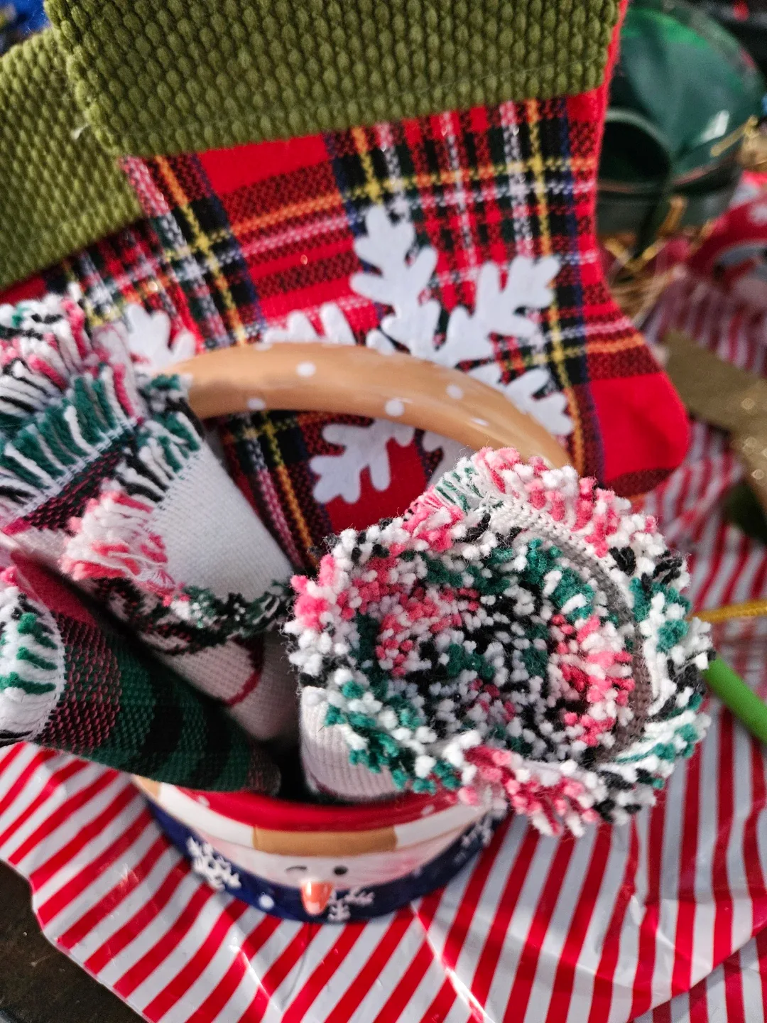 Ceramic basket  with 4 Holiday Placemats, 2 stockings