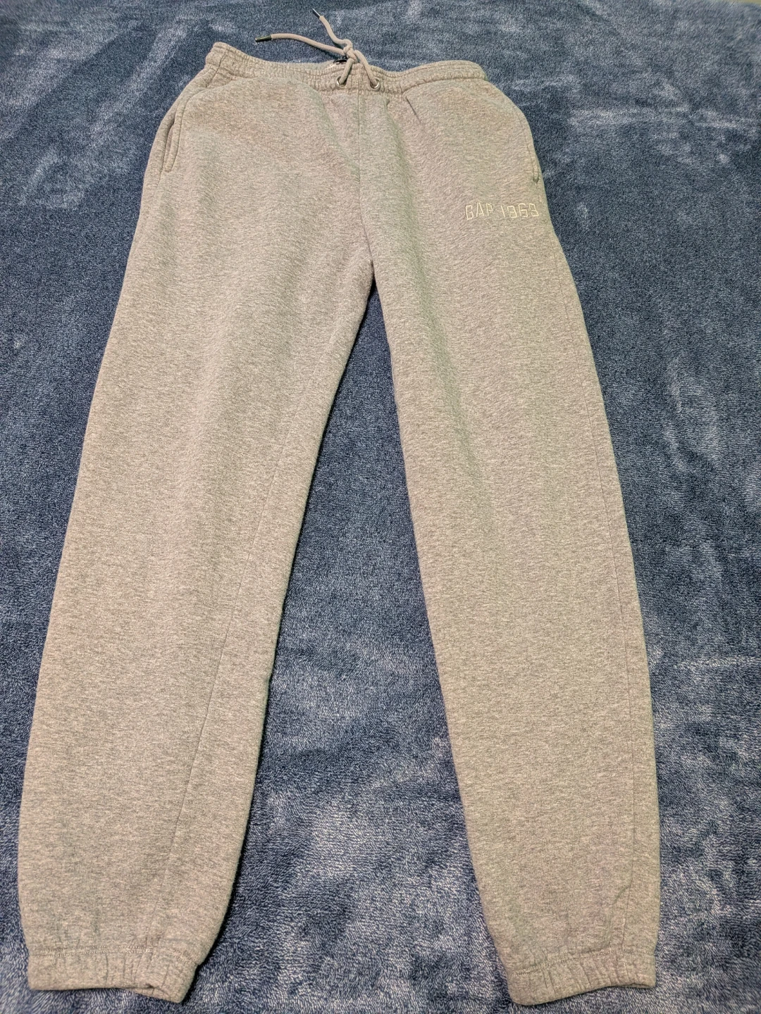 Package of 5 pairs of pants size small for men and 2 hoodies - photo 2