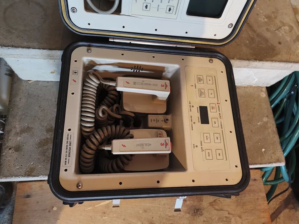 Defibrillator in Hard Case image indicator(2)