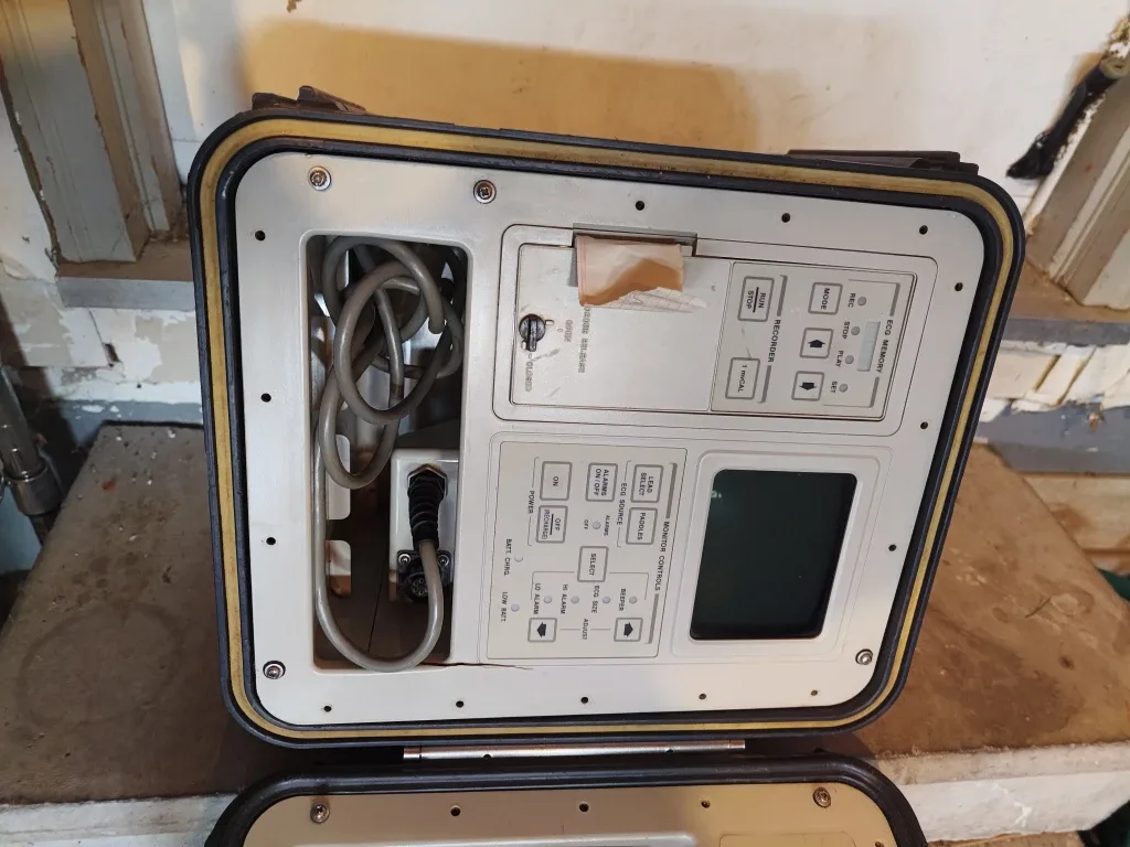 Defibrillator in Hard Case image indicator(3)