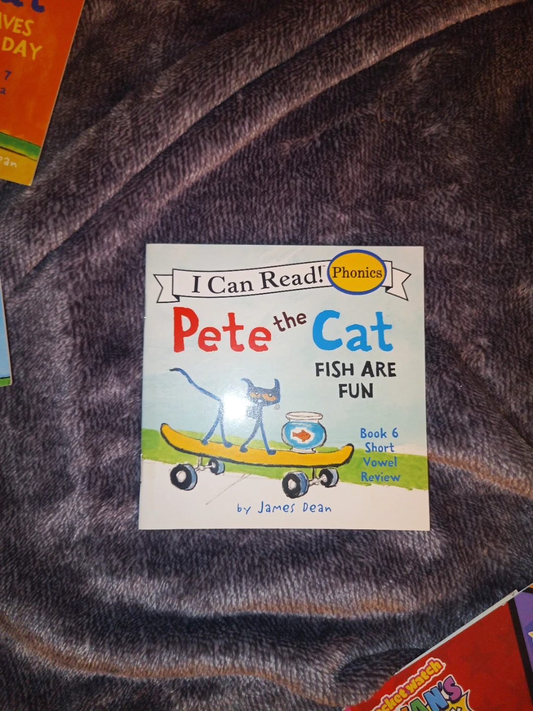 Pete the Cat I Can Read! Phonics Book Series by James Dean - photo 5