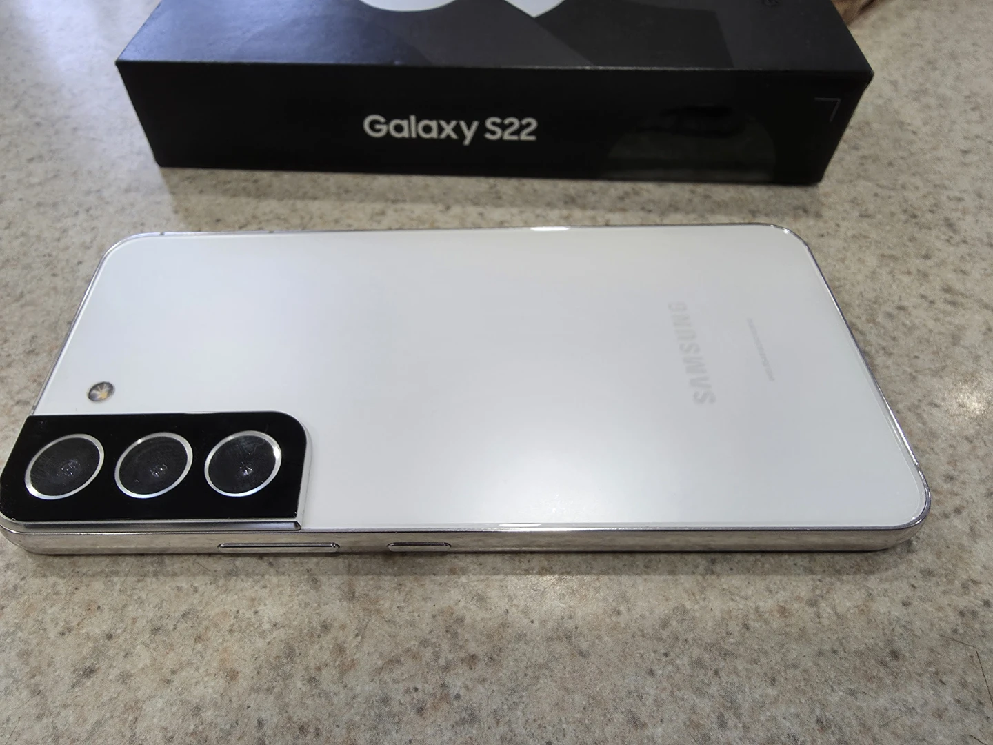 Samsung Galaxy S22 128GB with 2 Cases