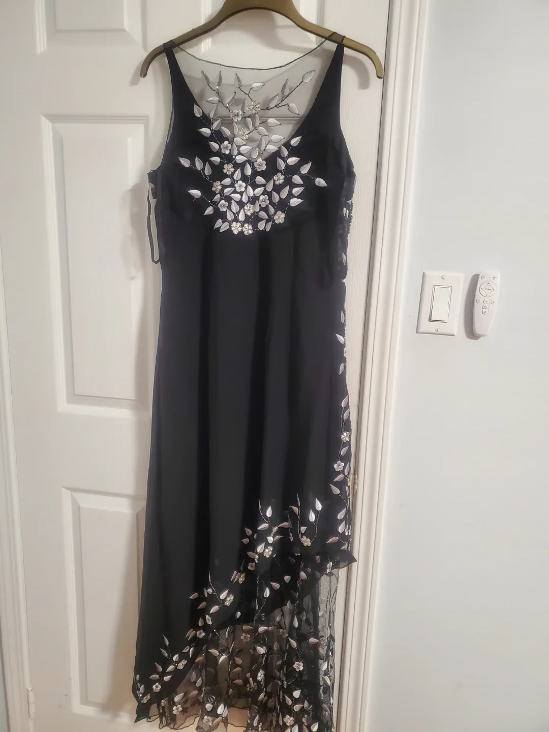 Elegant Black Sleeveless Dress image indicator(3)