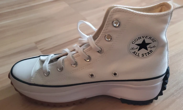 CONVERSE Chuck Taylor - Boys size 6