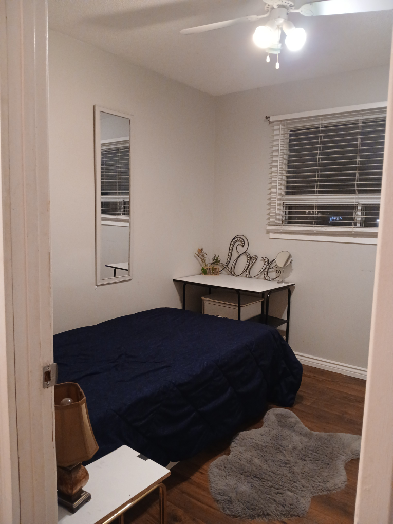 Furnished room on upper floor. near Bramalea City Centre. - photo 4