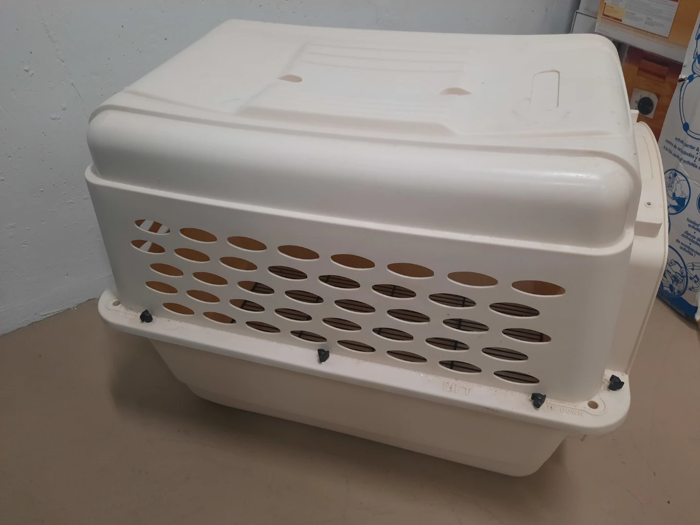 $100 Pet Vari Kennel size 32" with floor net