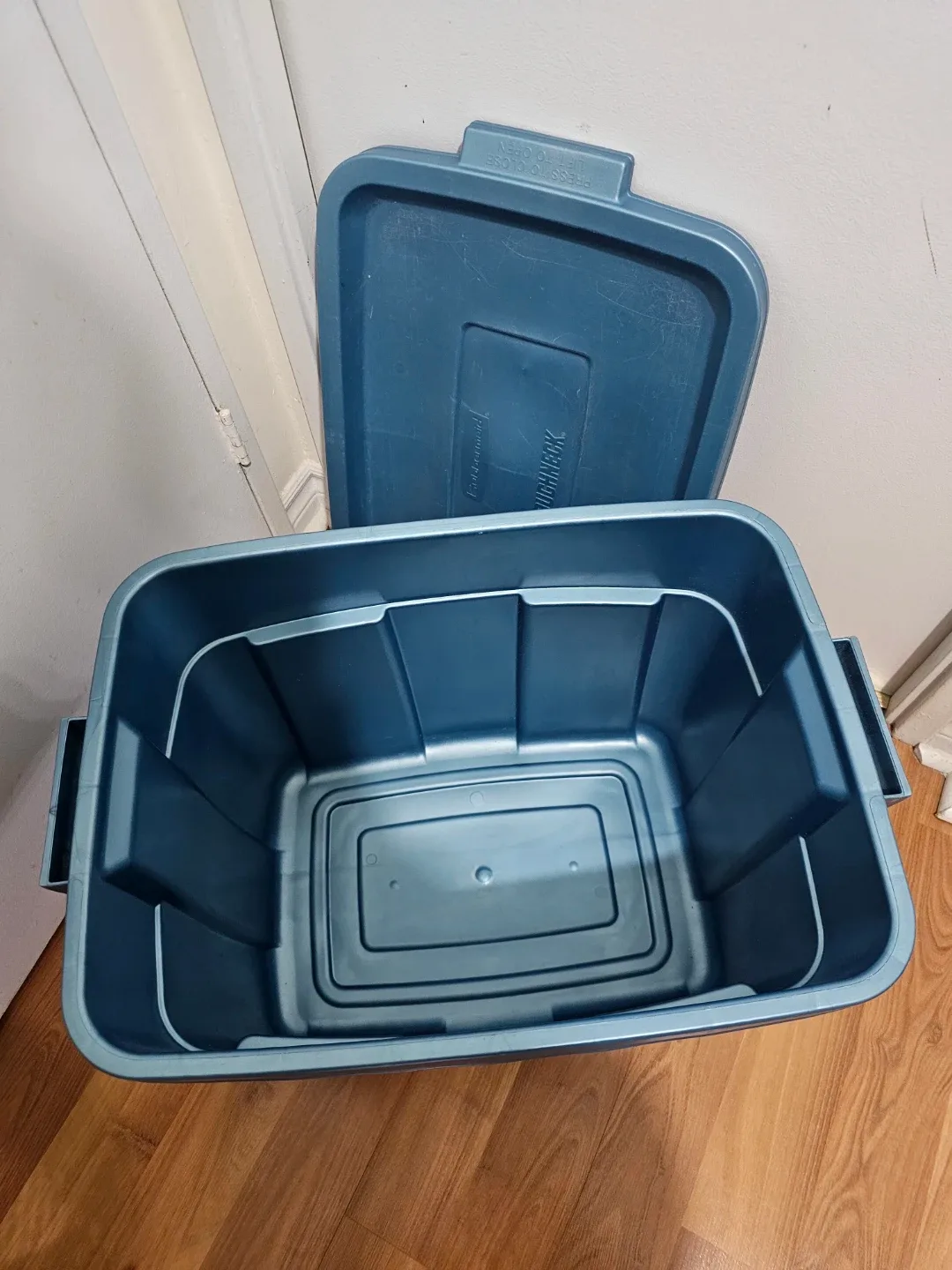 Rubbermaid Roughneck Tote Bin w/ Lid, 68 L/18 GAL #Cleanout ♻️ image indicator(2)