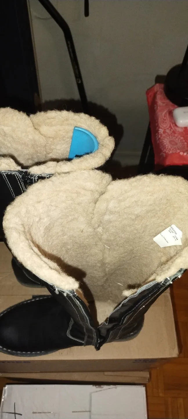 Black Winter Boots with Fur Lining image indicator(2)