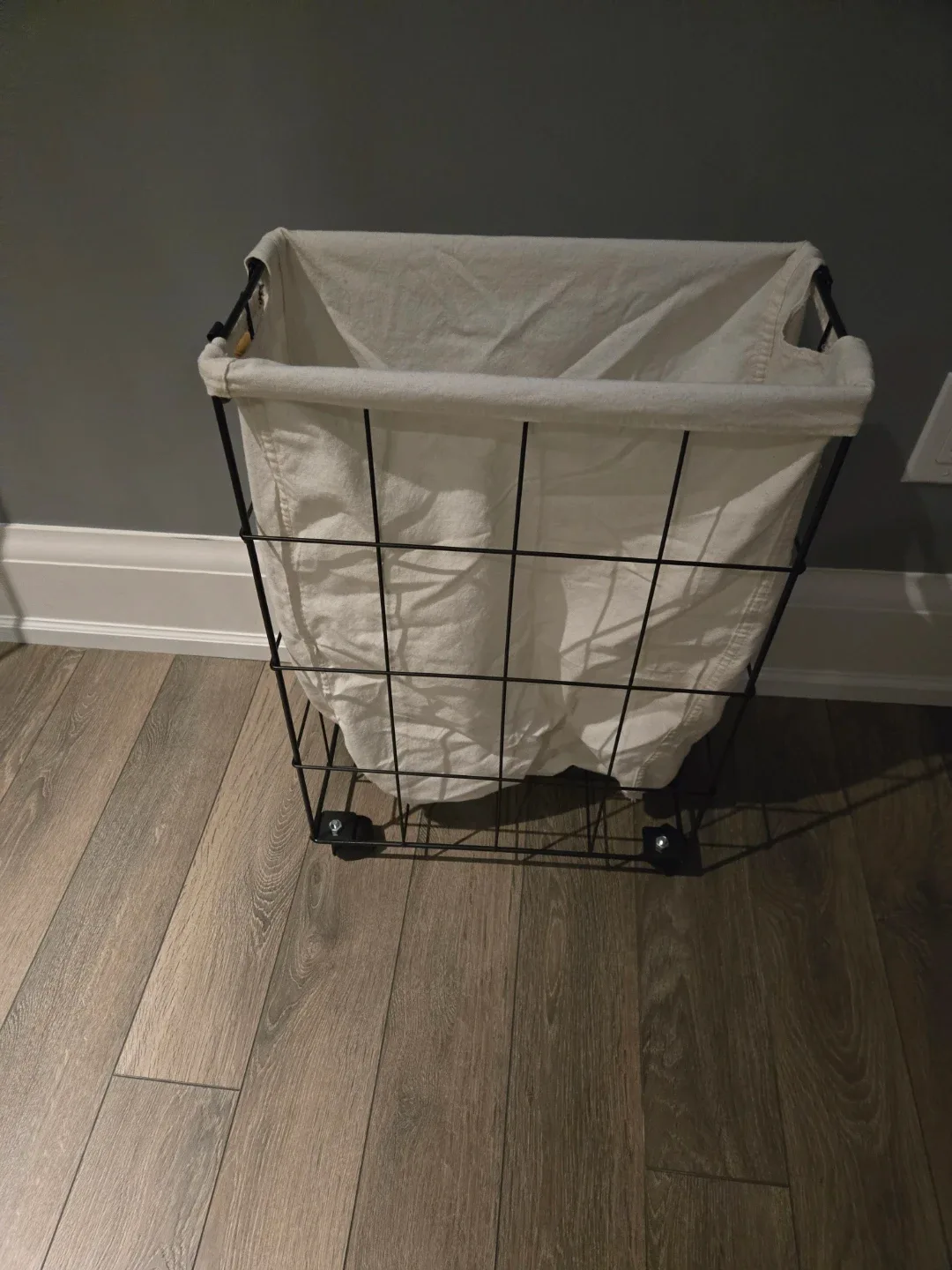 Laundry Basket with Wheels image indicator(2)