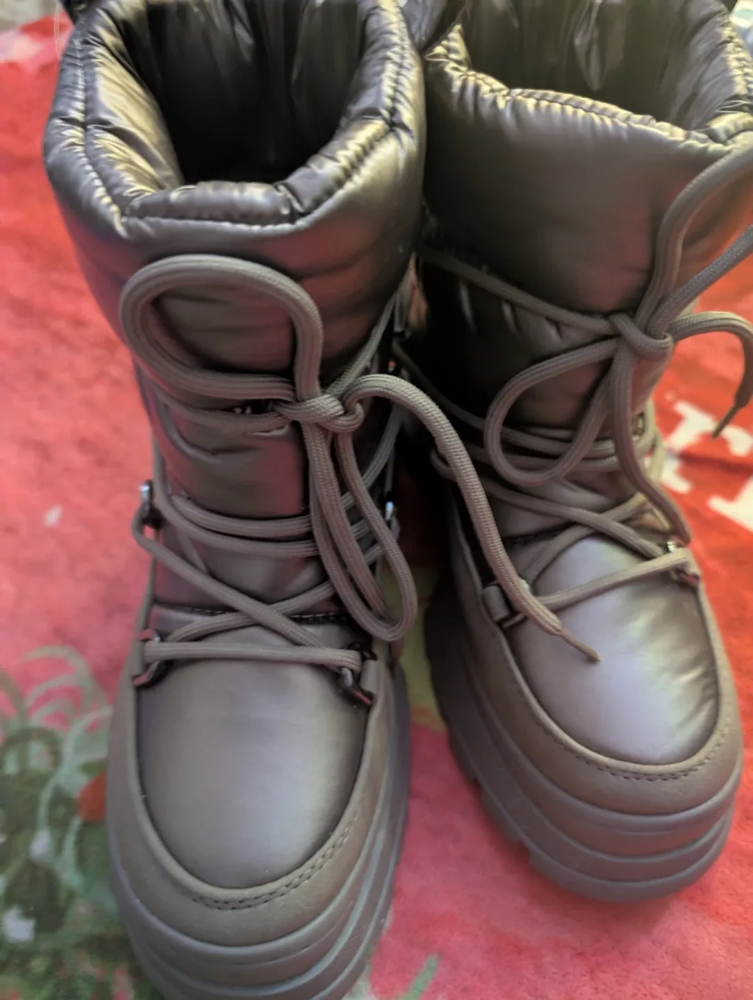 Brand new Joe Fresh Girls Puffer Boots - Size 6