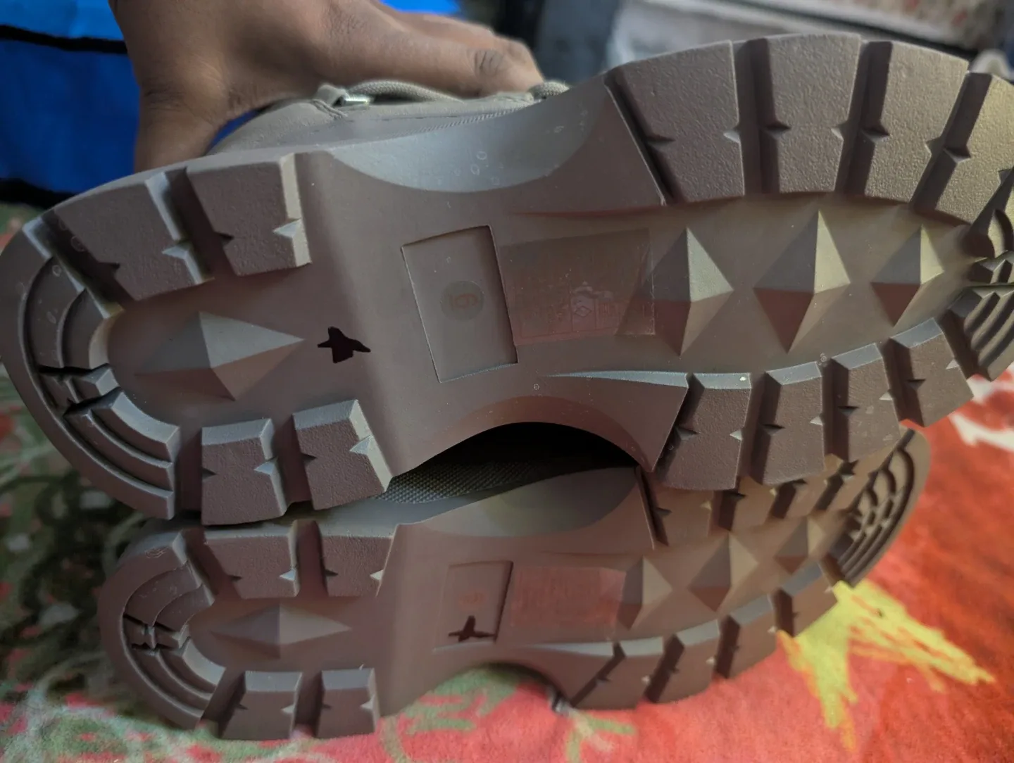 Brand new Joe Fresh Girls Puffer Boots - Size 6 image indicator(3)