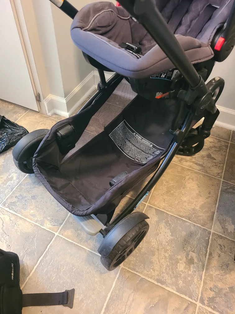 stroller and 2 car seats bundle image indicator(4)