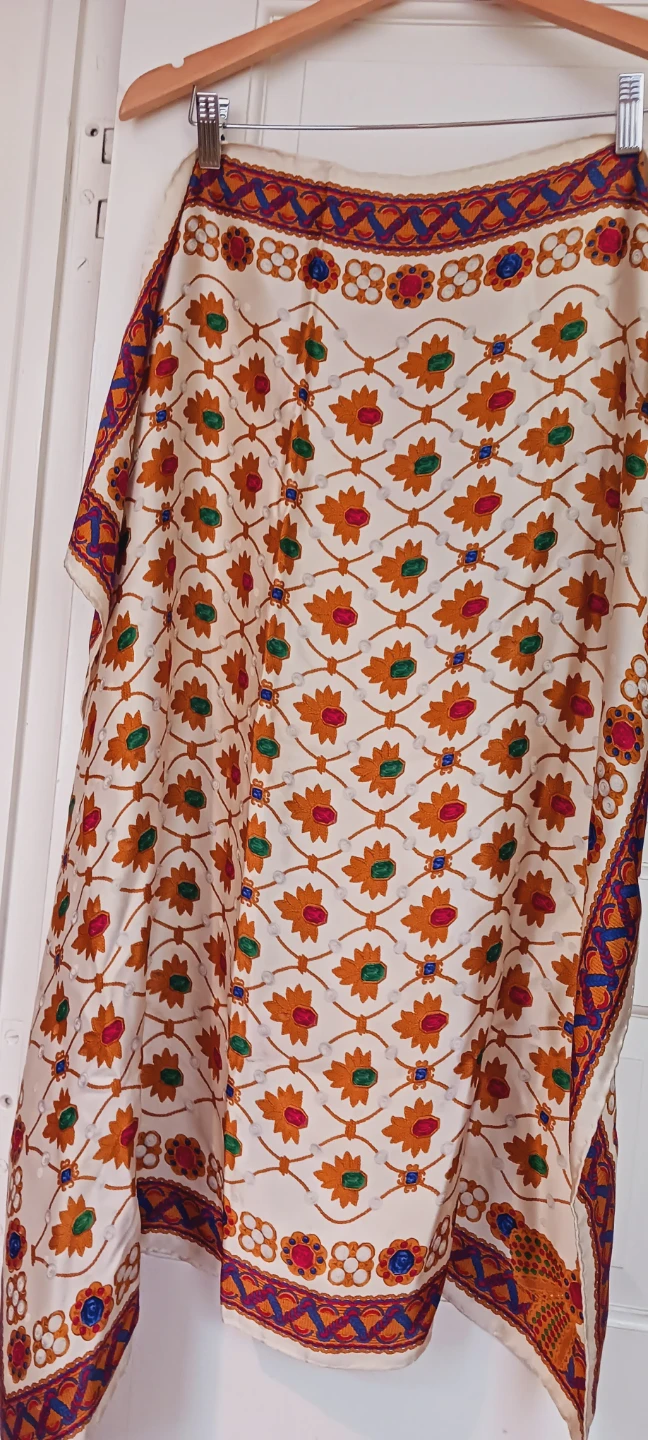 NINA RICCI DESIGNER SIGNED AUTHENTIC GORGEOUS SILK SCARF - photo 3