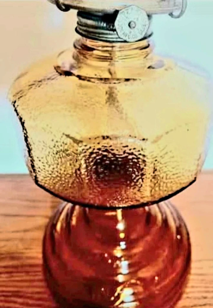 Unique 19" Tall Radison Eagle Etched Amber Glass Oil Lamp - photo 3