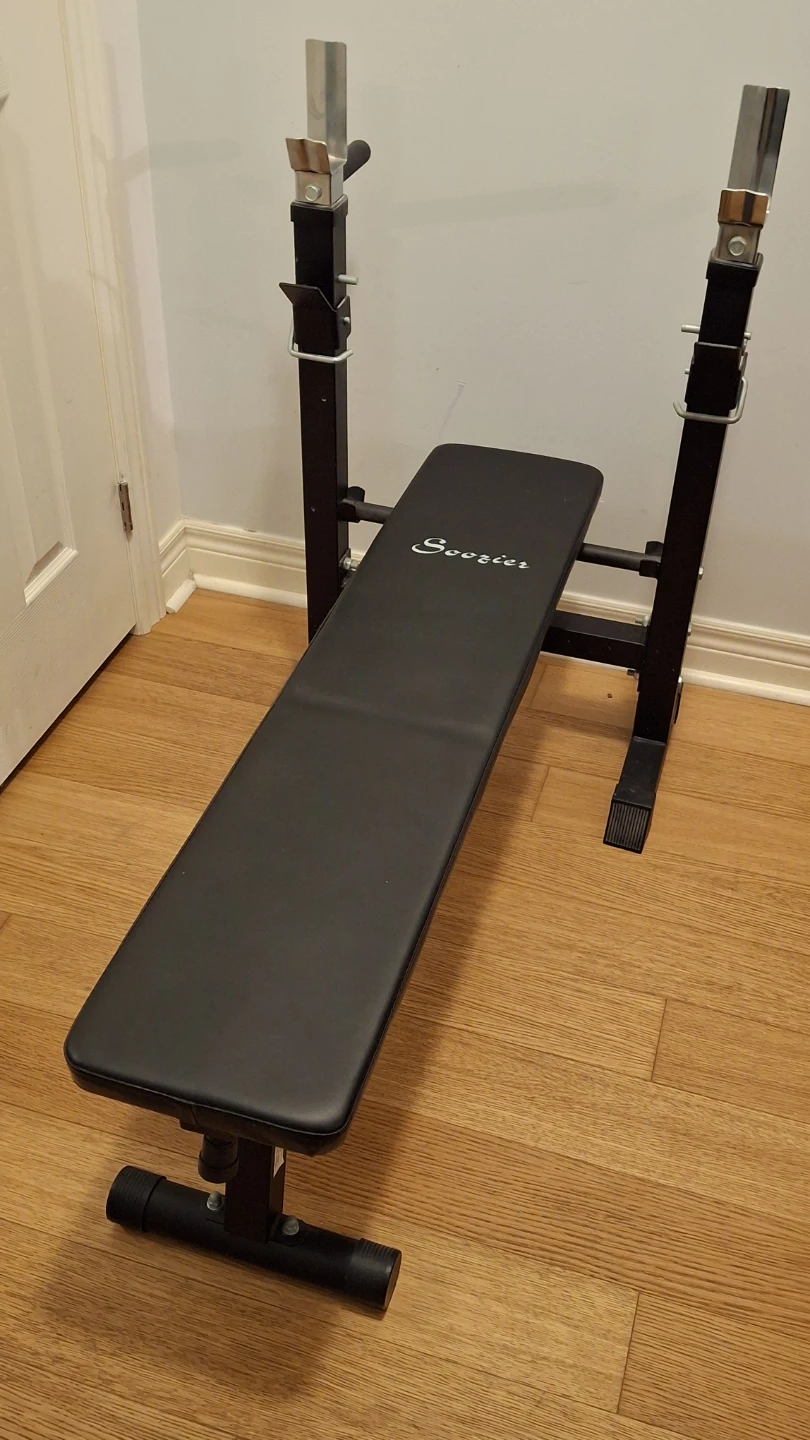 Flat fold-up weight bench