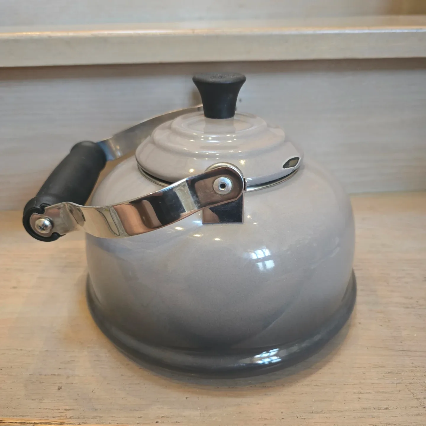 Le Creuset Whistling Tea Kettle Grey image indicator(7)