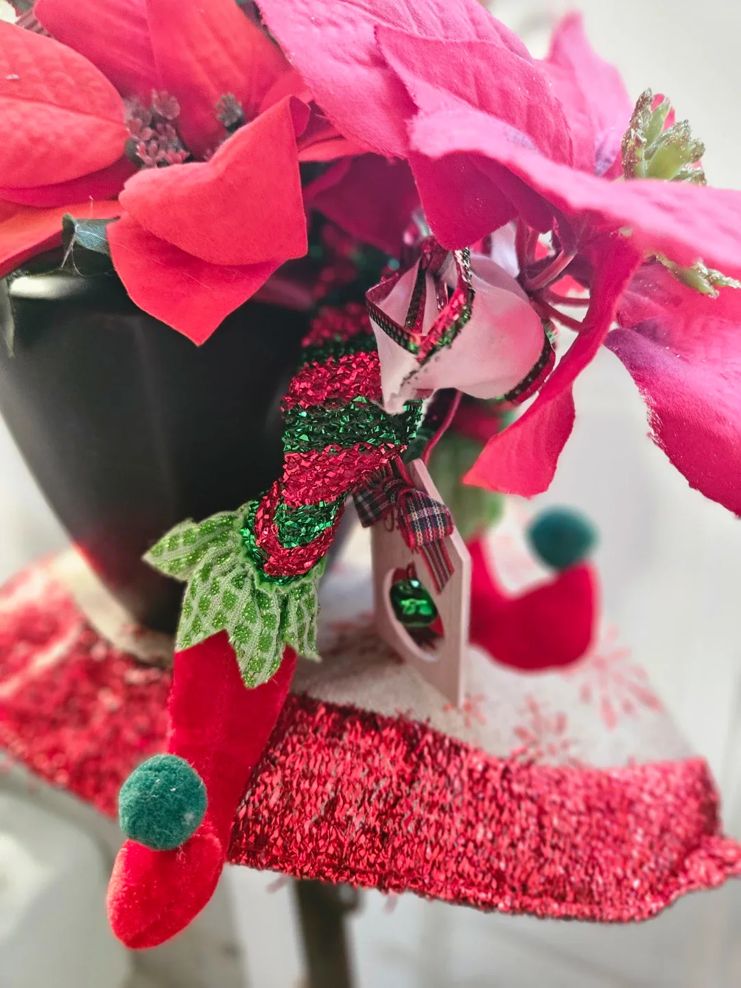 Festive Holiday Floral Arrangement image indicator(3)