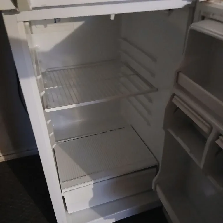 Stove & Fridge Combo deal , downsizing ASAP 👋 image indicator(5)