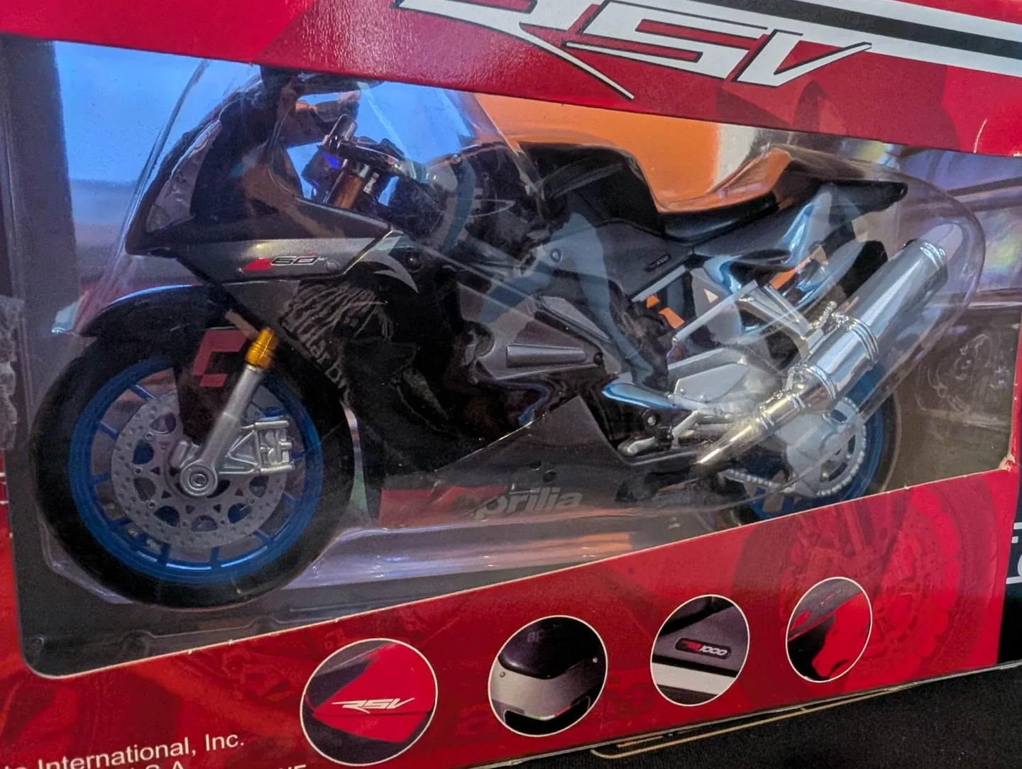 Maisto Aprilia RSV 1000 Diecast Motorcycle Model image indicator(2)