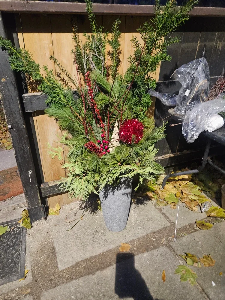 Outdoor Winter Planter image indicator(2)