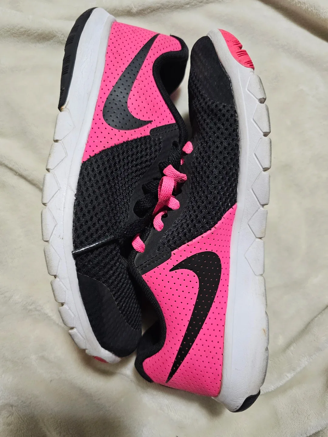 Nike Flex Experience RN 5- Black & Pink