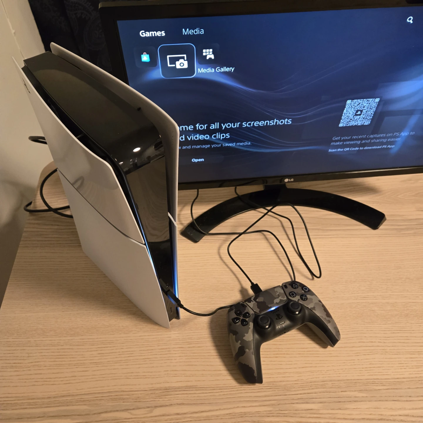 PS5 slim. CLEAN. Control, power cable, hdmi, charge.  Digital.