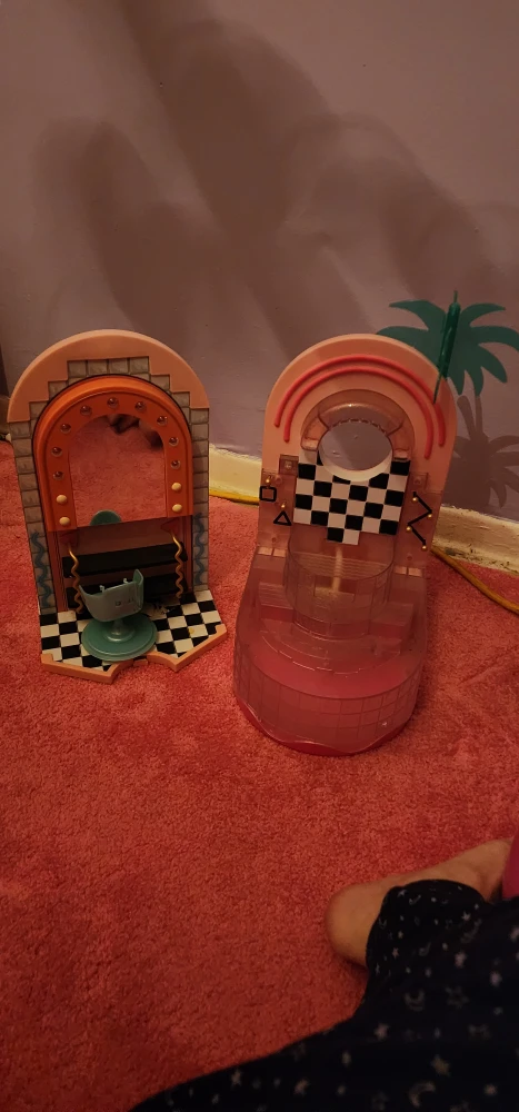 Lot of Barbie & LOL Playsets/Dolls - photo 3