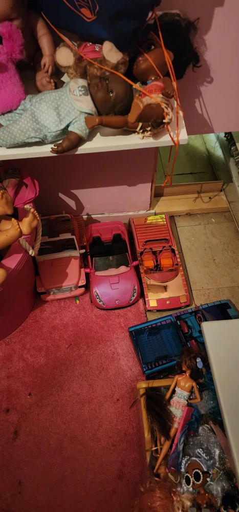 Lot of Barbie & LOL Playsets/Dolls - photo 5