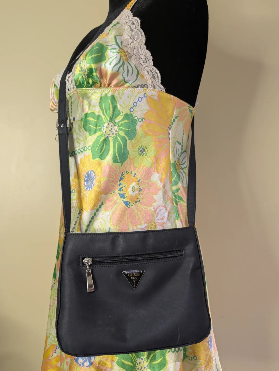 Guess Black Shoulder Bag image indicator(2)