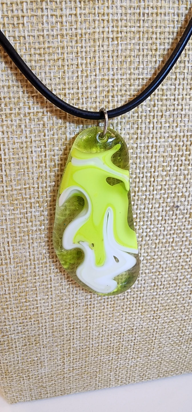 Green & White Pendant Necklace - photo 3