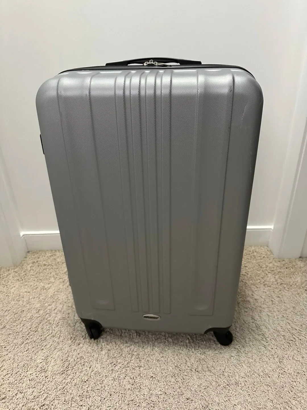 Silver Hard Shell Suitcase image indicator(4)