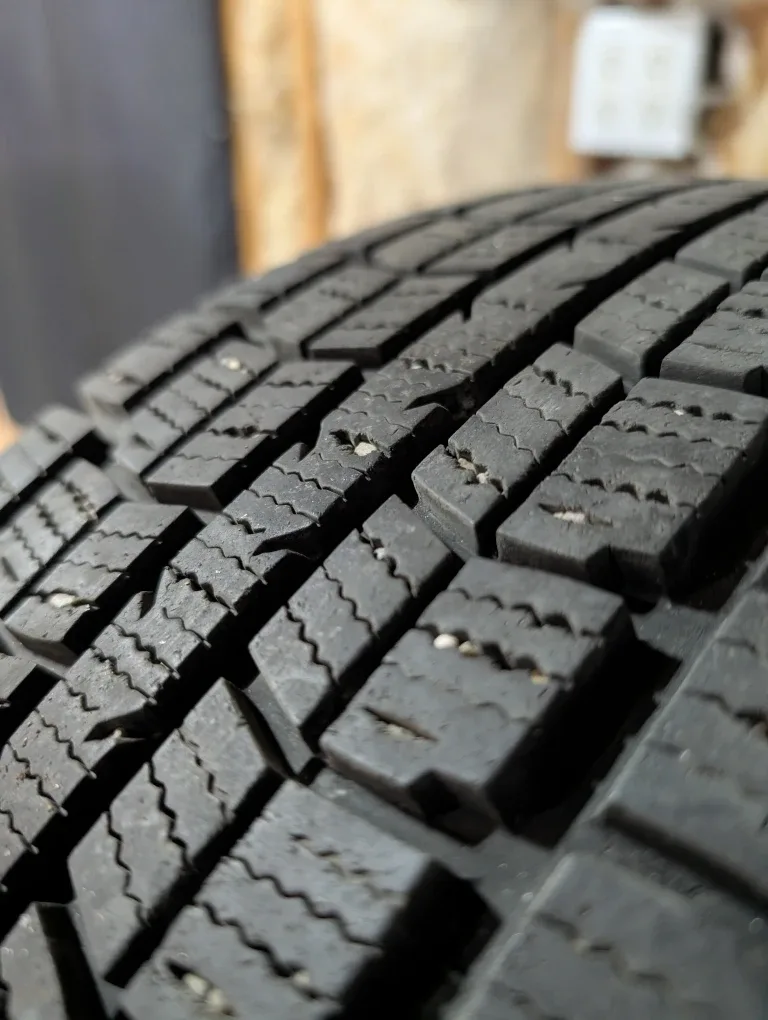 (4)-225/65R17 Winter Tires On Steel Rims Off 2015 Honda CRV image indicator(5)