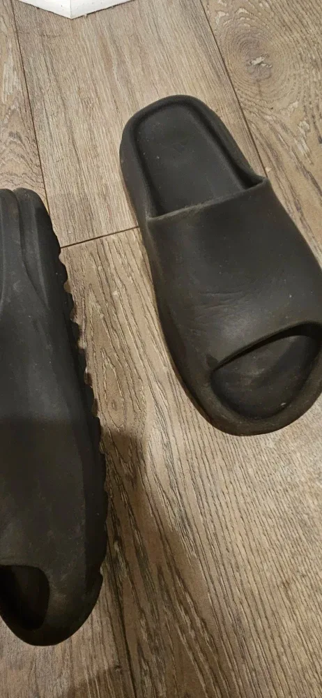 Used Black Slides - Yeezy Style (Replica) image indicator(2)