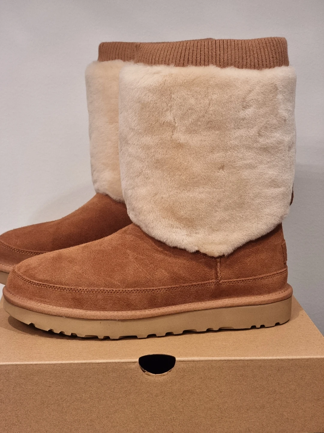 UGG Women Classic Short Posy Boots Size 9 . Brand NEW