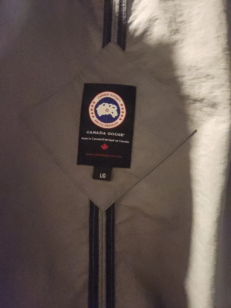 Canada Goose Bomber Jacket - Size L image indicator(2)