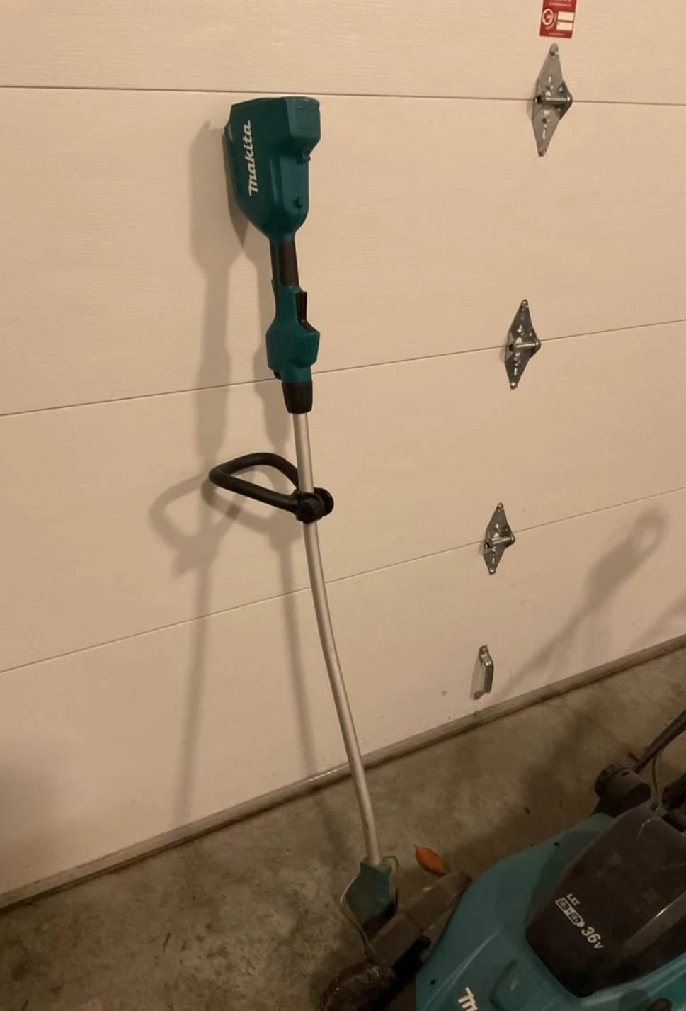 Makita lawnmower and weedeater - photo 2