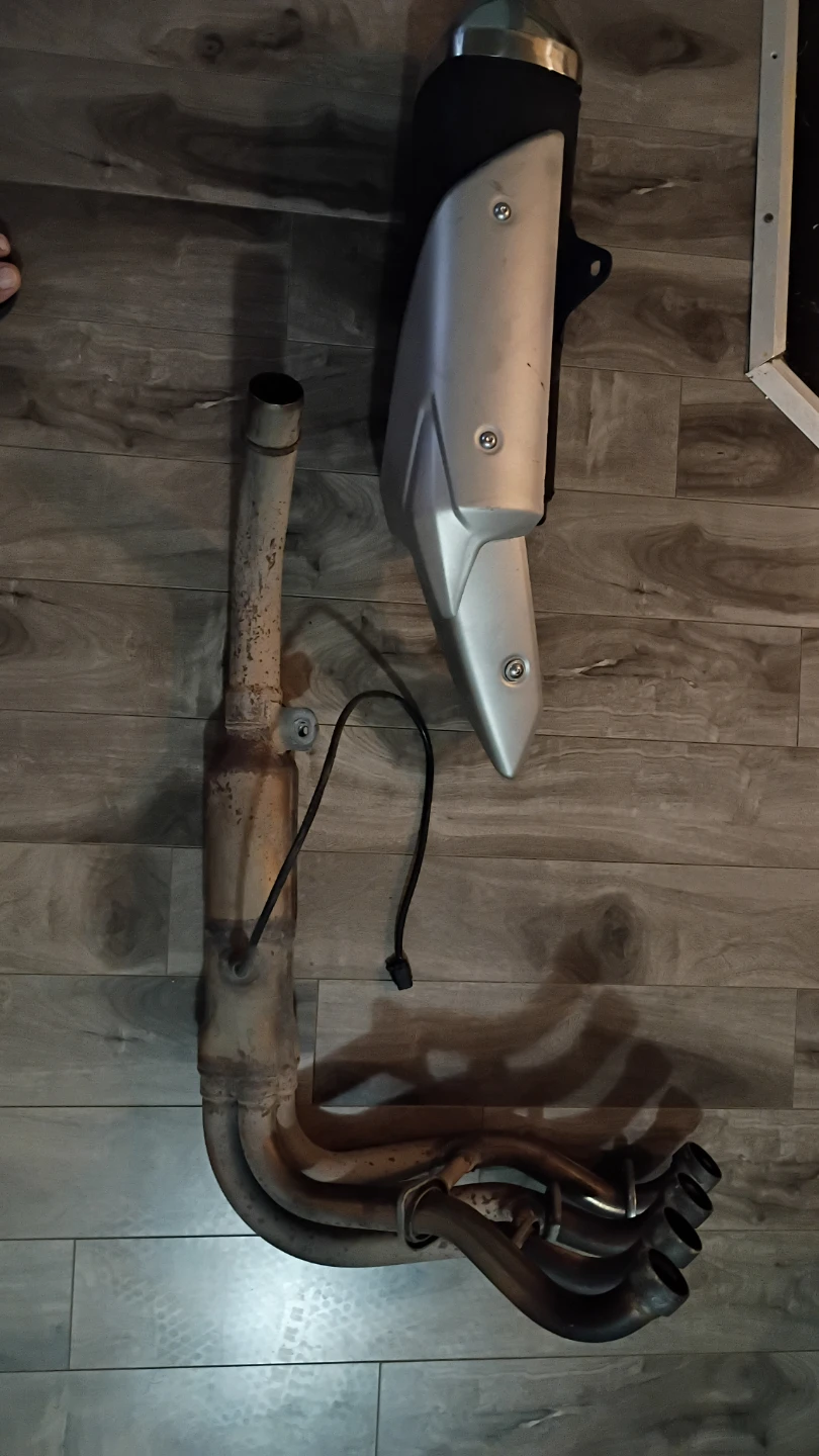 Full Exhaust system from 2022 Suzuki GSX S750 with O2 sensor.