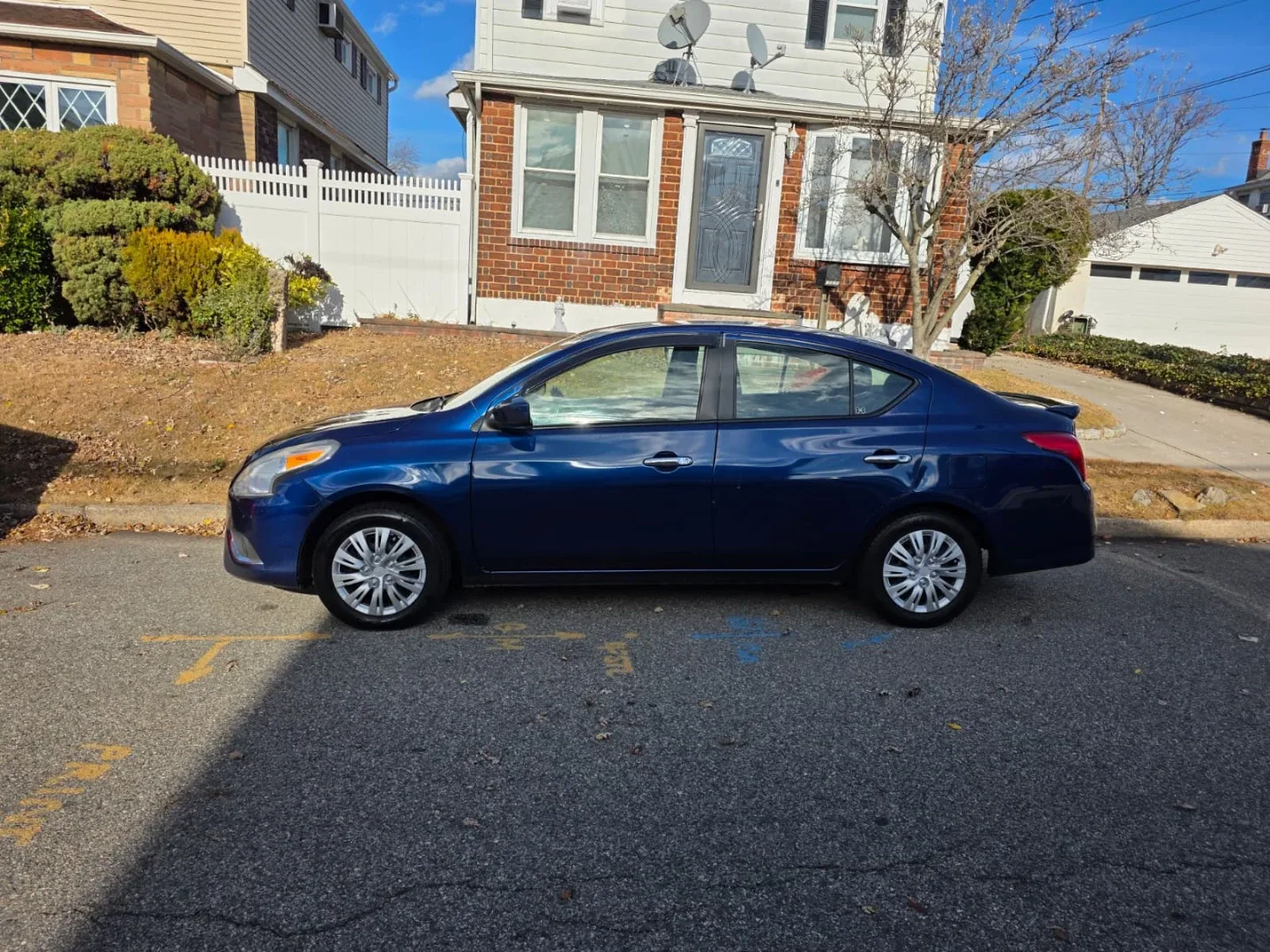 Blue Nissan Versa Sedan image indicator(10)
