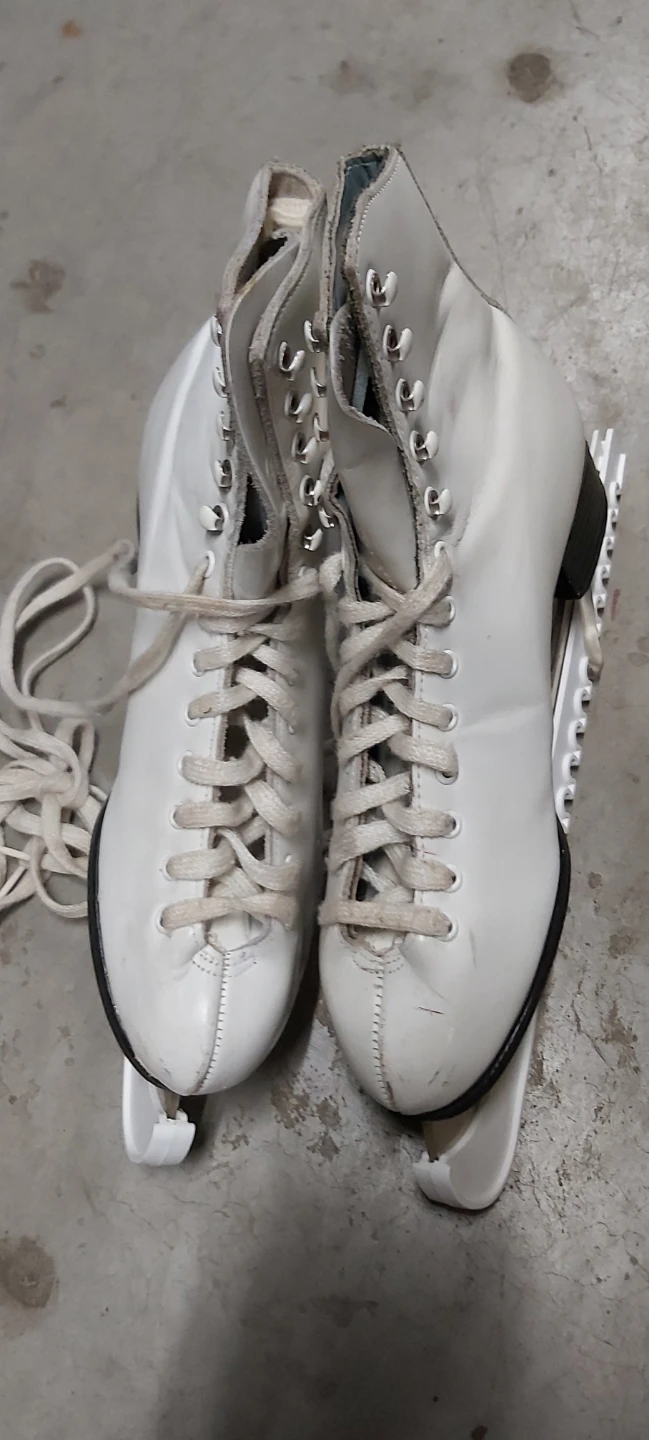 White Figure Skates, Size 8 - photo 2