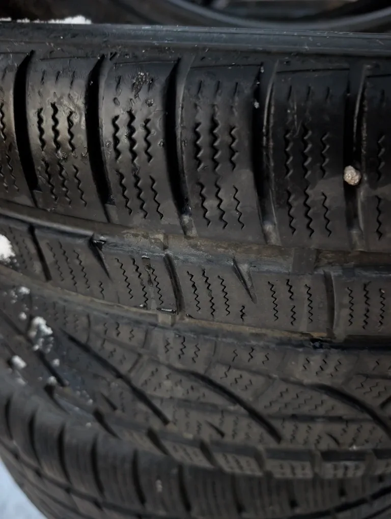 Set of 4 like new Hankook wintercept  245/45r18 image indicator(4)