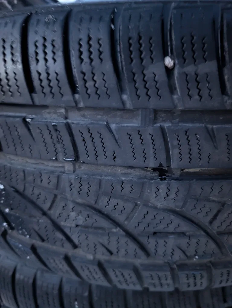 Set of 4 like new Hankook wintercept  245/45r18 image indicator(5)